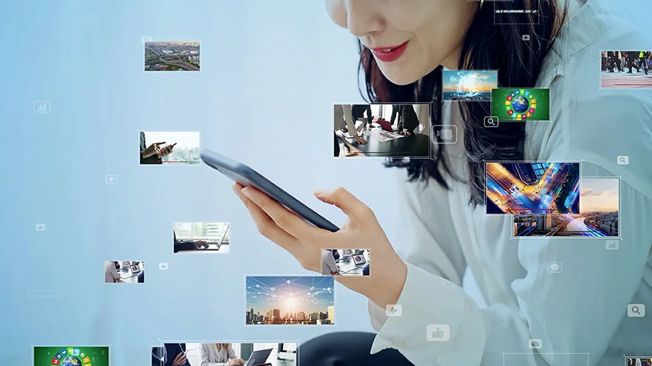 chica mirando videos con música en su móvil